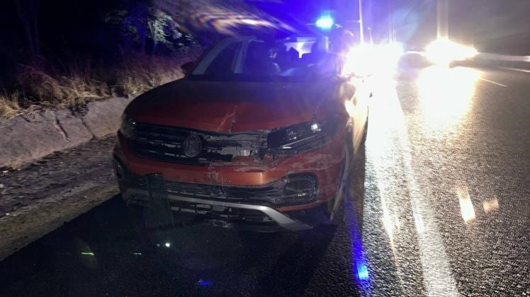 Kontrolden çıkan otomobil refüje çarptı, 1 kişi yaralandı