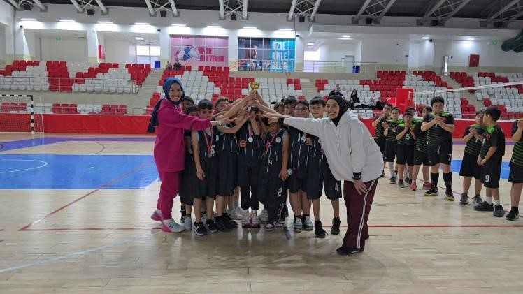 Bilecikte küçük erkekler voleybol müsabakaları tamamlandı