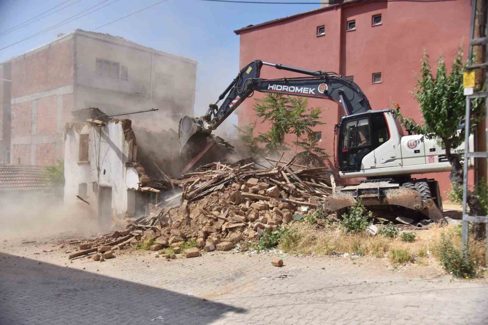 Bilecik'te metruk binalar yıkılıyor