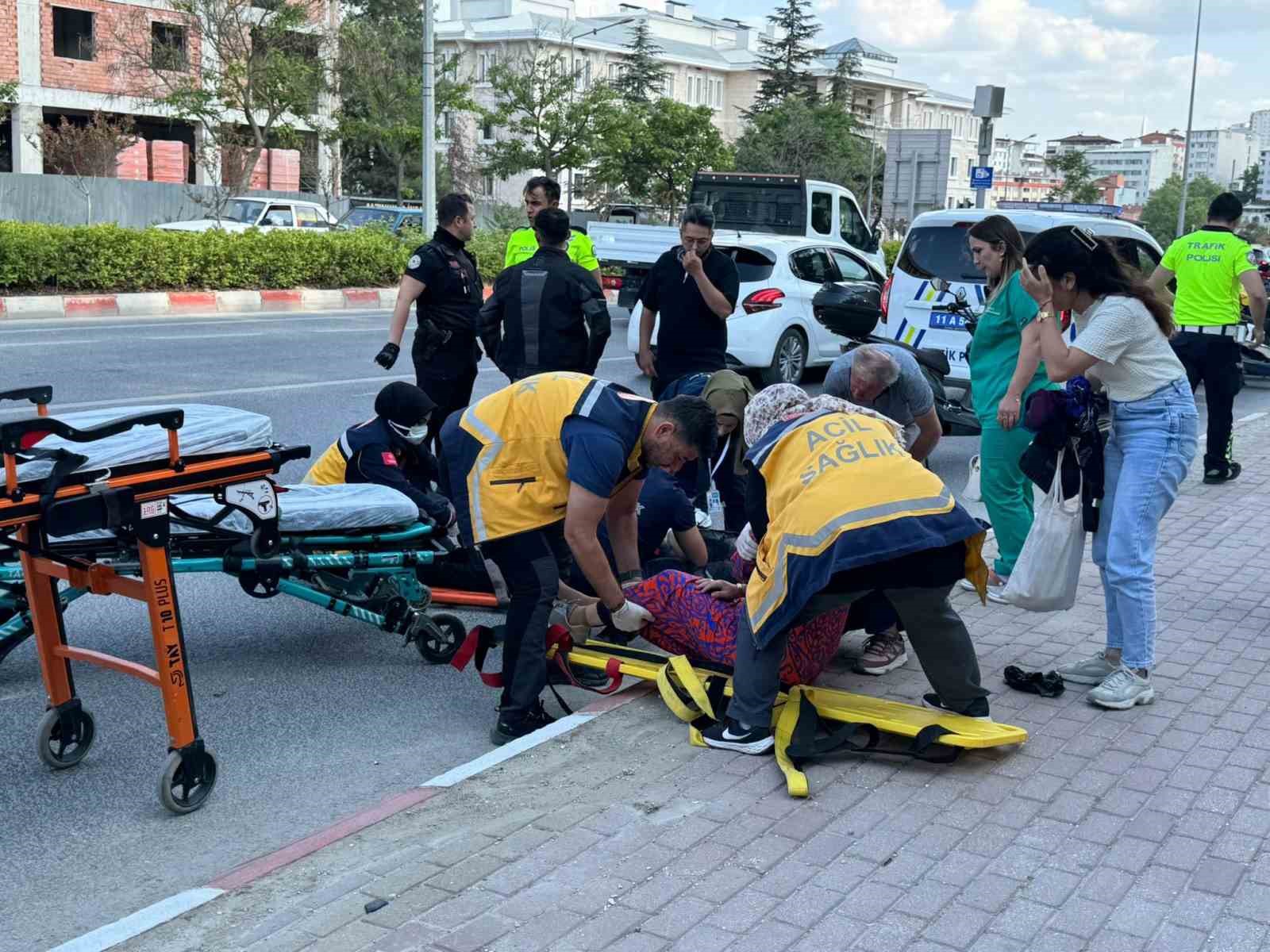 Bilecikte motosiklet yayaya çarptı, 2 yaralı