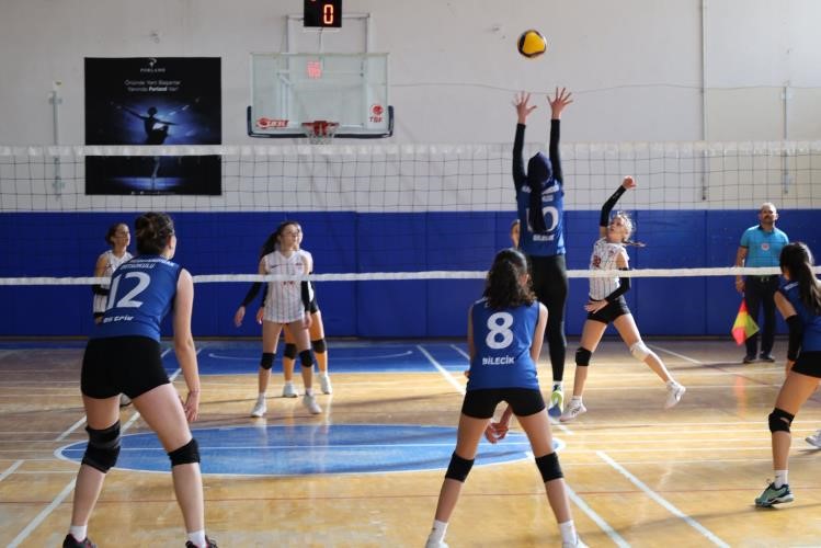 Bilecikte öğrenciler hem sporda hem okulda başarı için mücadele ediyor