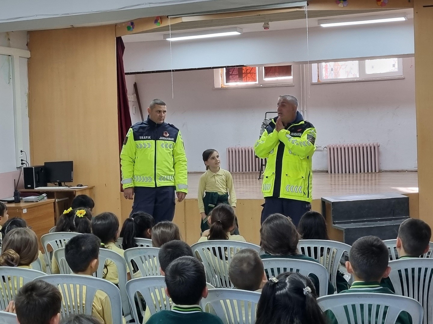 Bilecikte öğrencilere trafik ve emniyet kemeri eğitimi verildi