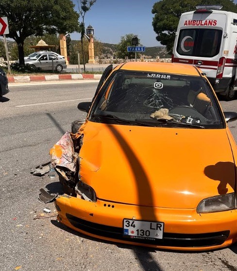 Bilecikte otomobil aydınlatma direğine çarptı: 2 yaralı