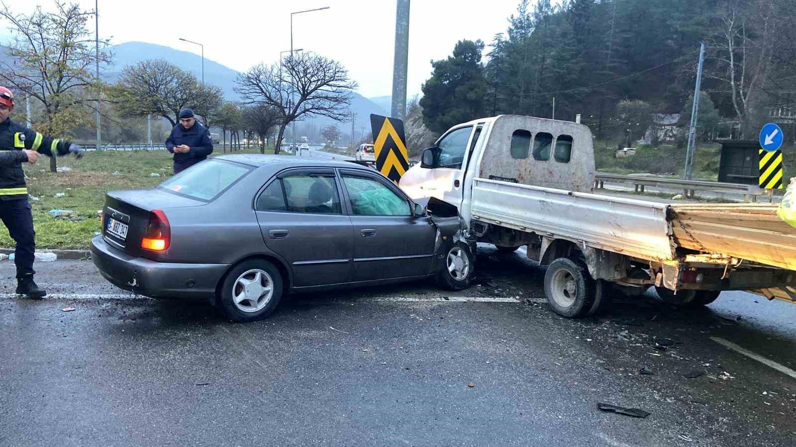 Bilecikte otomobil ile kamyonet çarpıştı: 5 yaralı