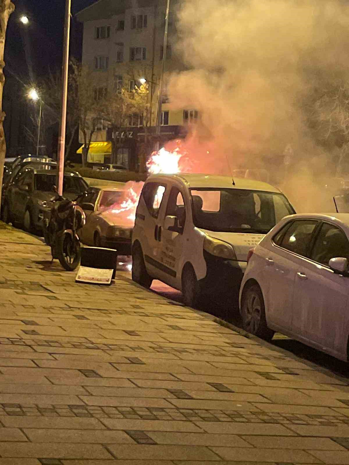 Bilecikte park halindeki otomobil alev alev yandı