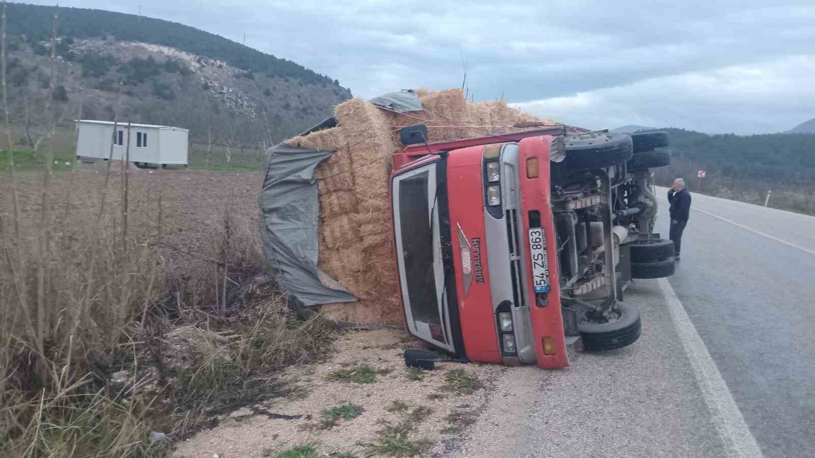 Bilecik'te saman yüklü kamyon devrildi