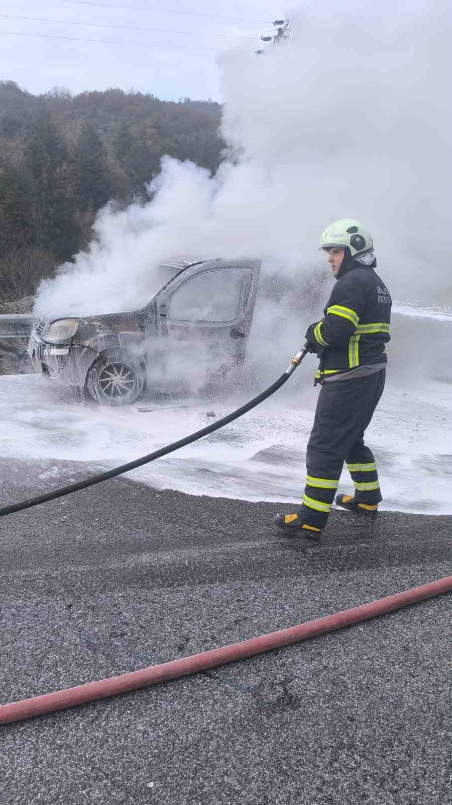 Bilecik'te seyir halinde alev alan araçta maddi hasar meydana geldi