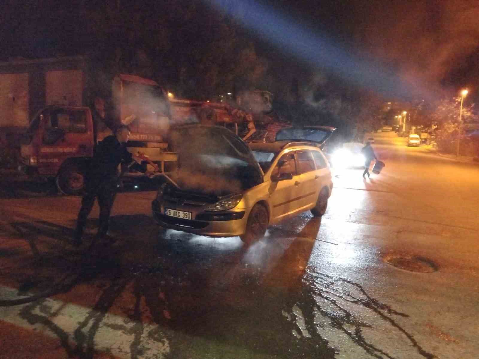 Bilecik'te seyir halinde otomobil bir anda alev aldı
