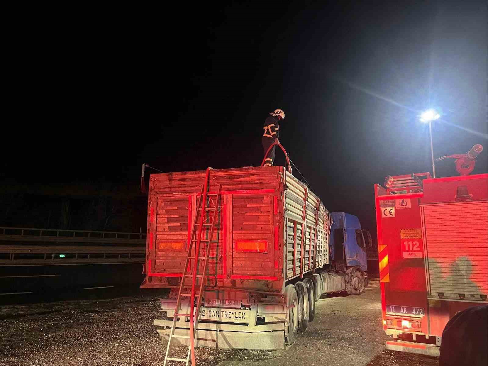 Bilecikte seyir halinde talaş yüklü tır dorsesi alev aldı