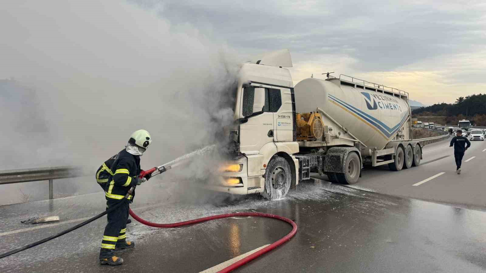 Bilecikte seyir halindeki beton mikseri bir anda alev aldı