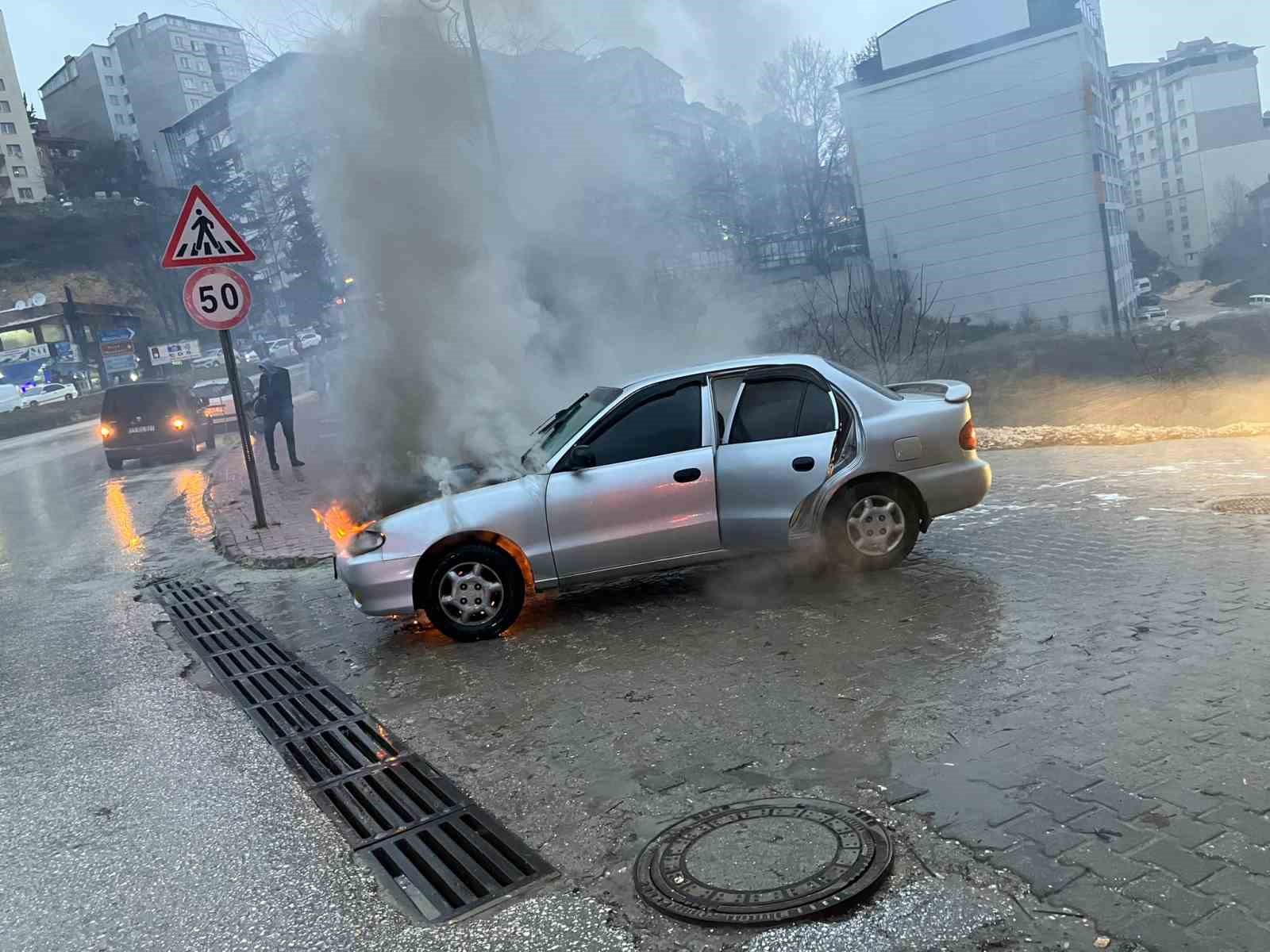 Bilecik'te seyir halindeki otomobil alev alev yandı