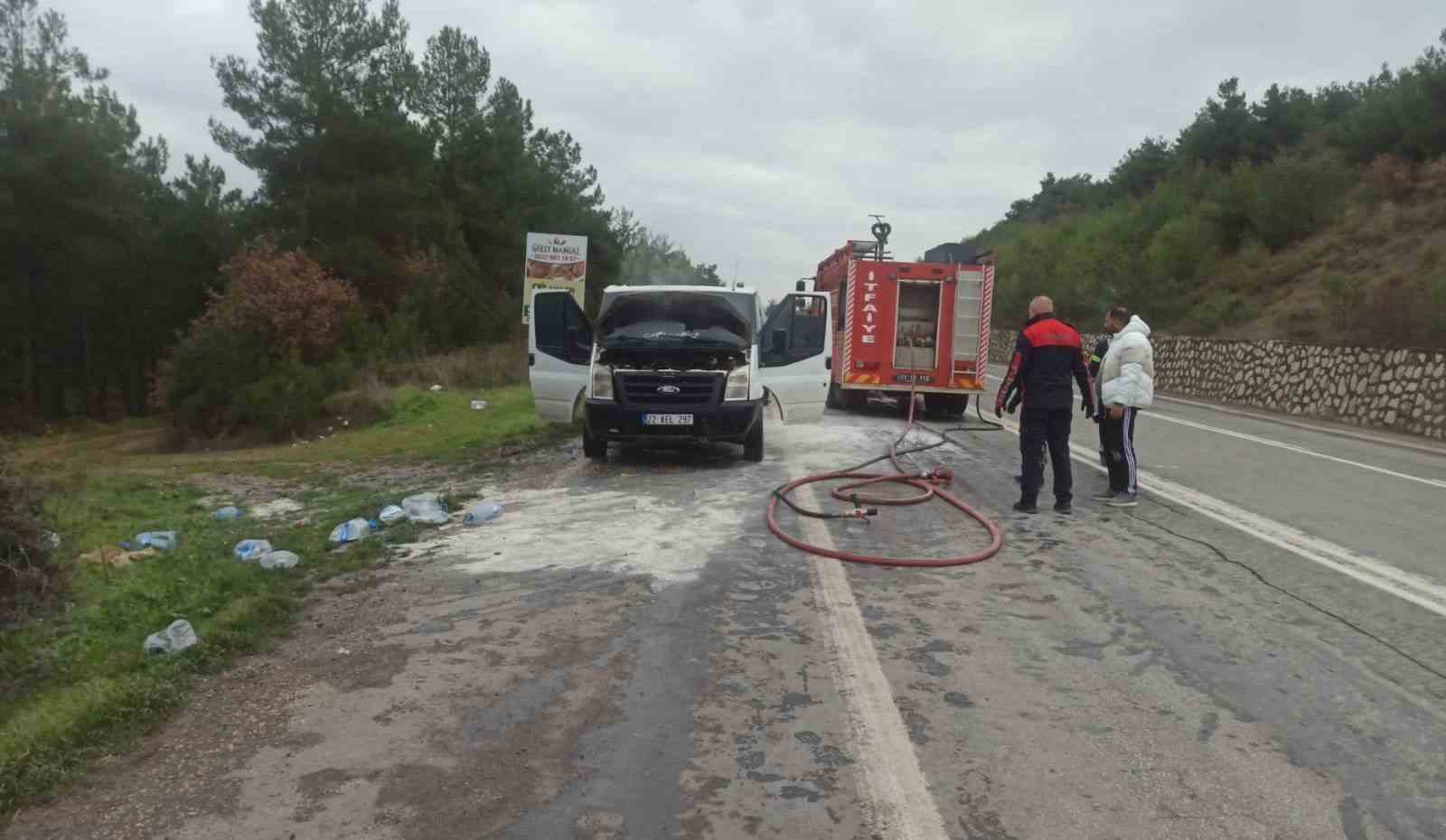 Bilecikte seyir halindeki ticari araç bir anda alev aldı