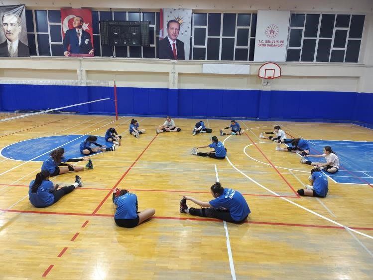 Bilecikte spor okullarında voleybol antrenmanları sürüyor