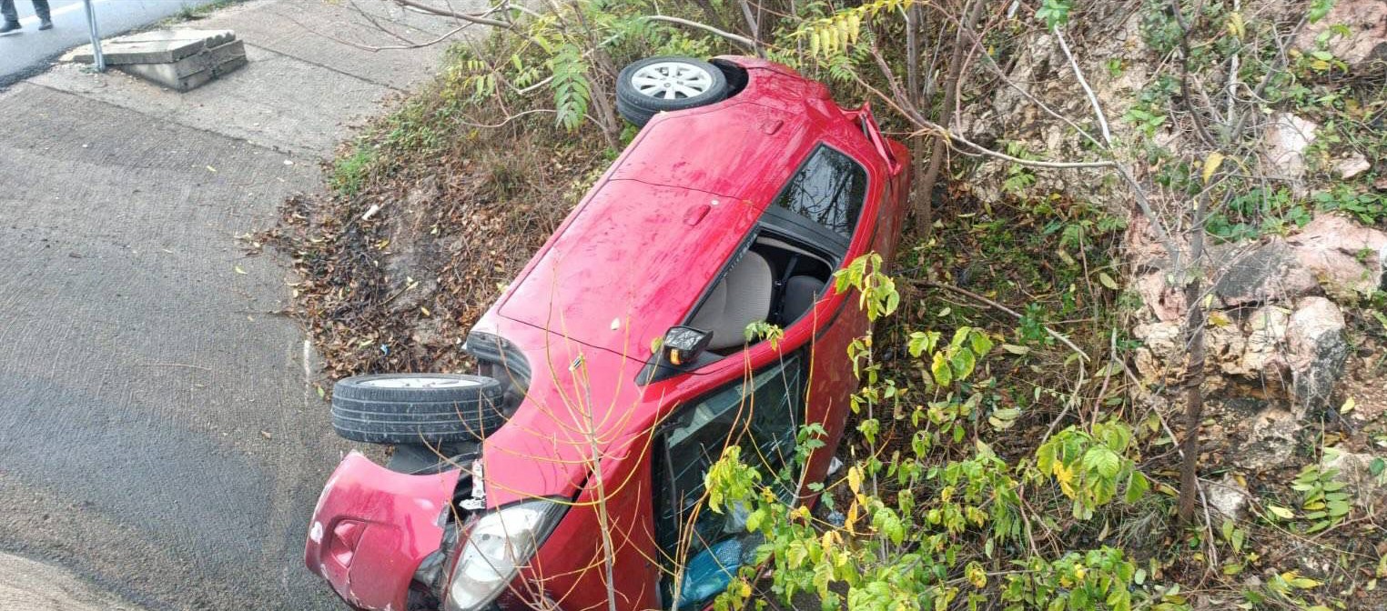 Bilecikte takla atan otomobil yan yattı: 3 yaralı