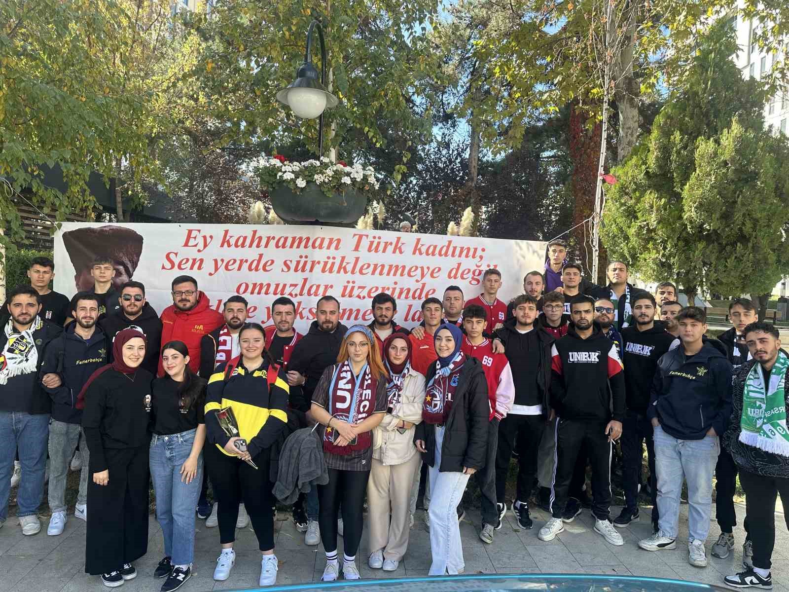 Bilecik'te kadına ve çocuğa yönelik şiddete karşı karanfilli eylem