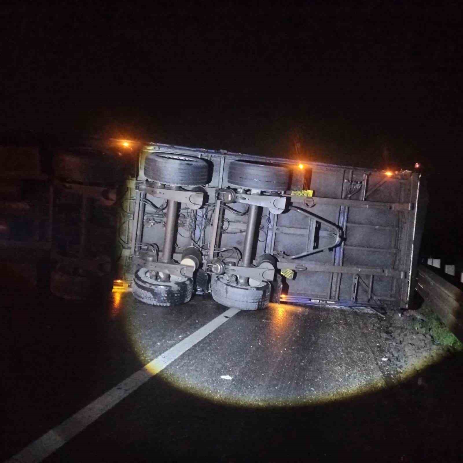 Bilecik'te tır devrildi, yol ulaşıma kapandı