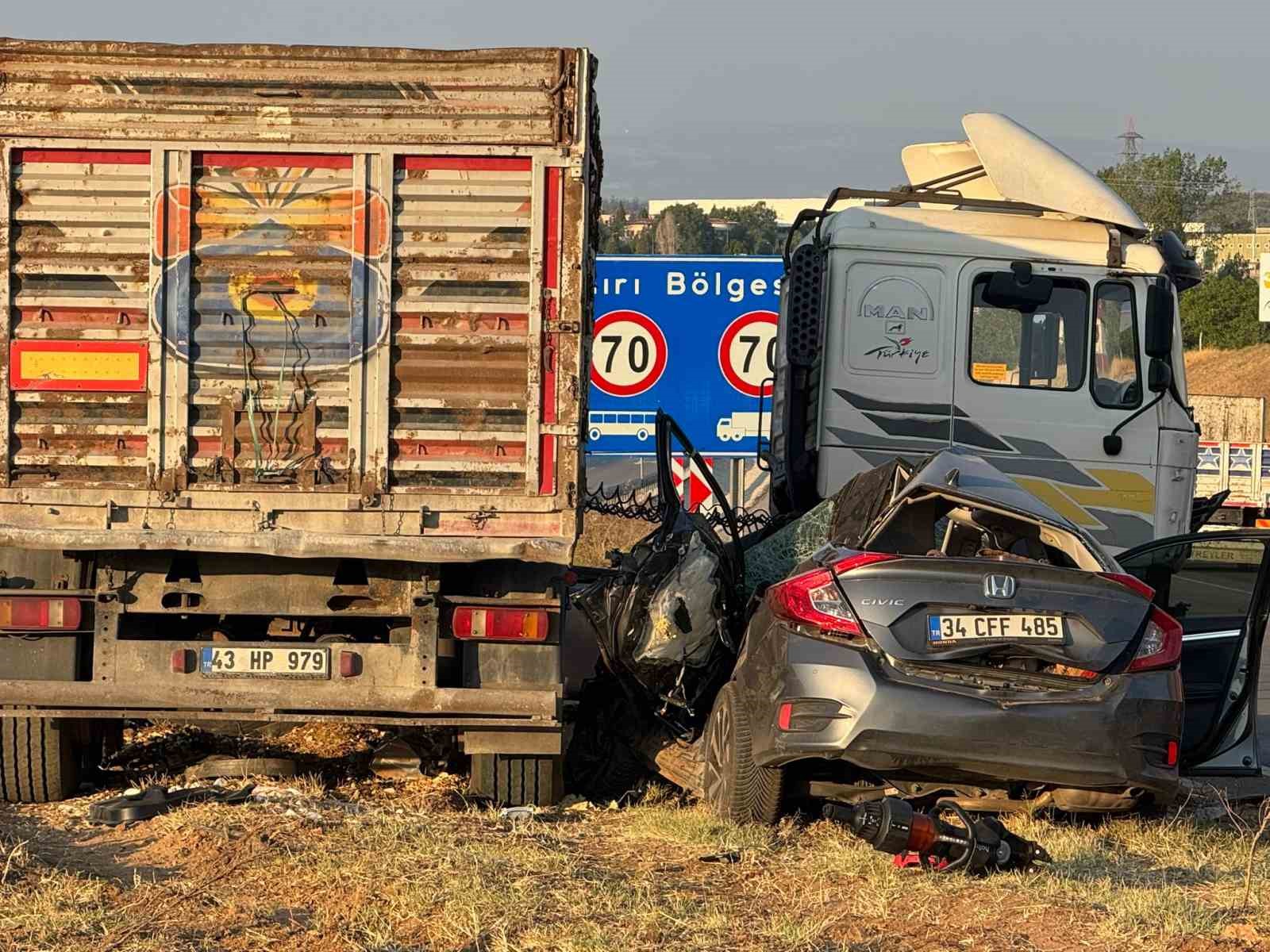 Bilecikte tır ile otomobil çarpıştı: 1 ölü, 3 yaralı
