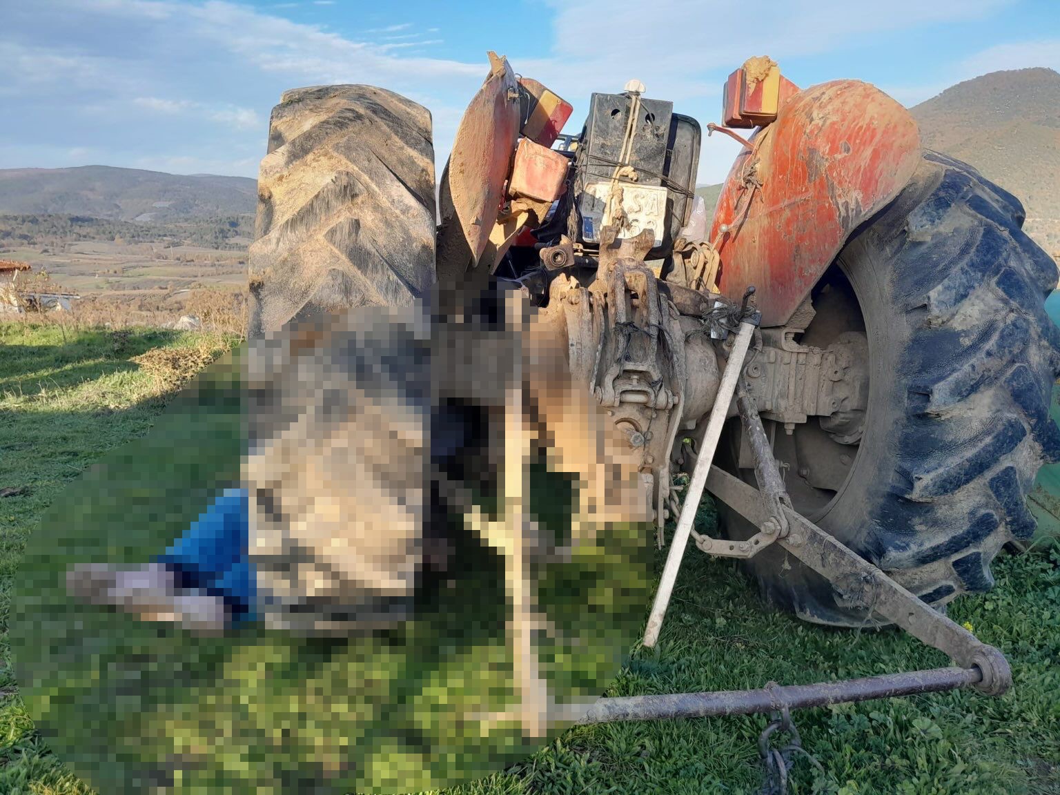 Bilecikte traktörün altında kalan yaşlı adam hayatını kaybetti