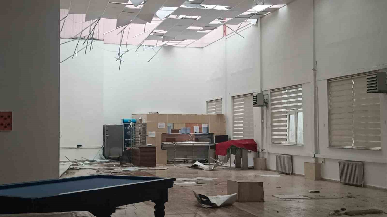 Bilecikte yaşanan fırtınada çatılar uçtu, ağaçlar devrildi