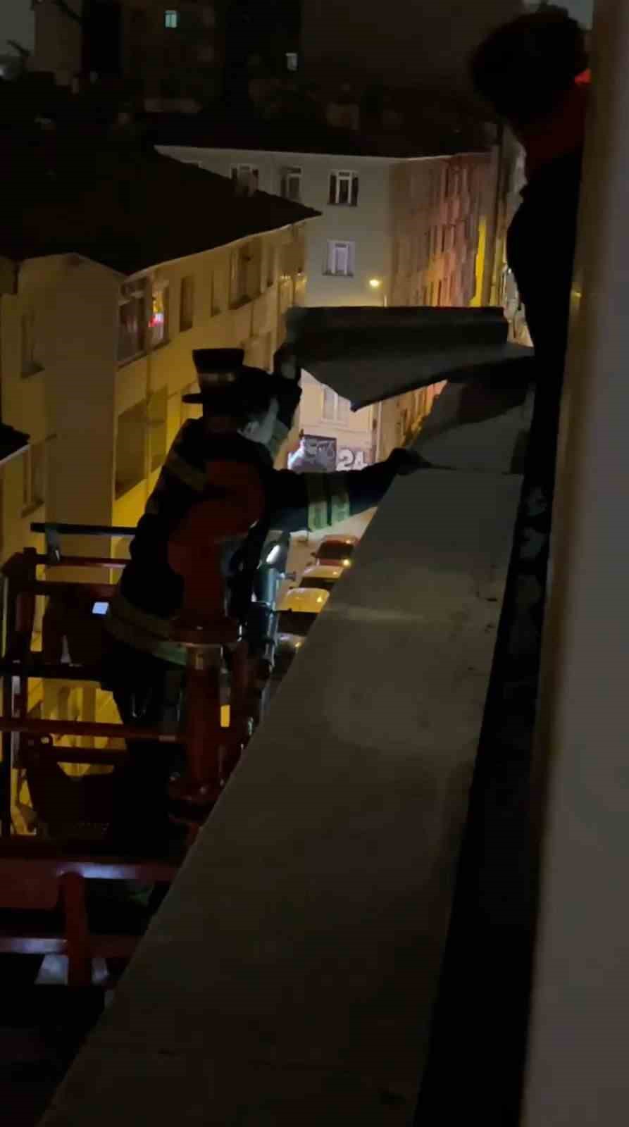 Binadan sarkan metal parça için itfaiyeden gece operasyonu