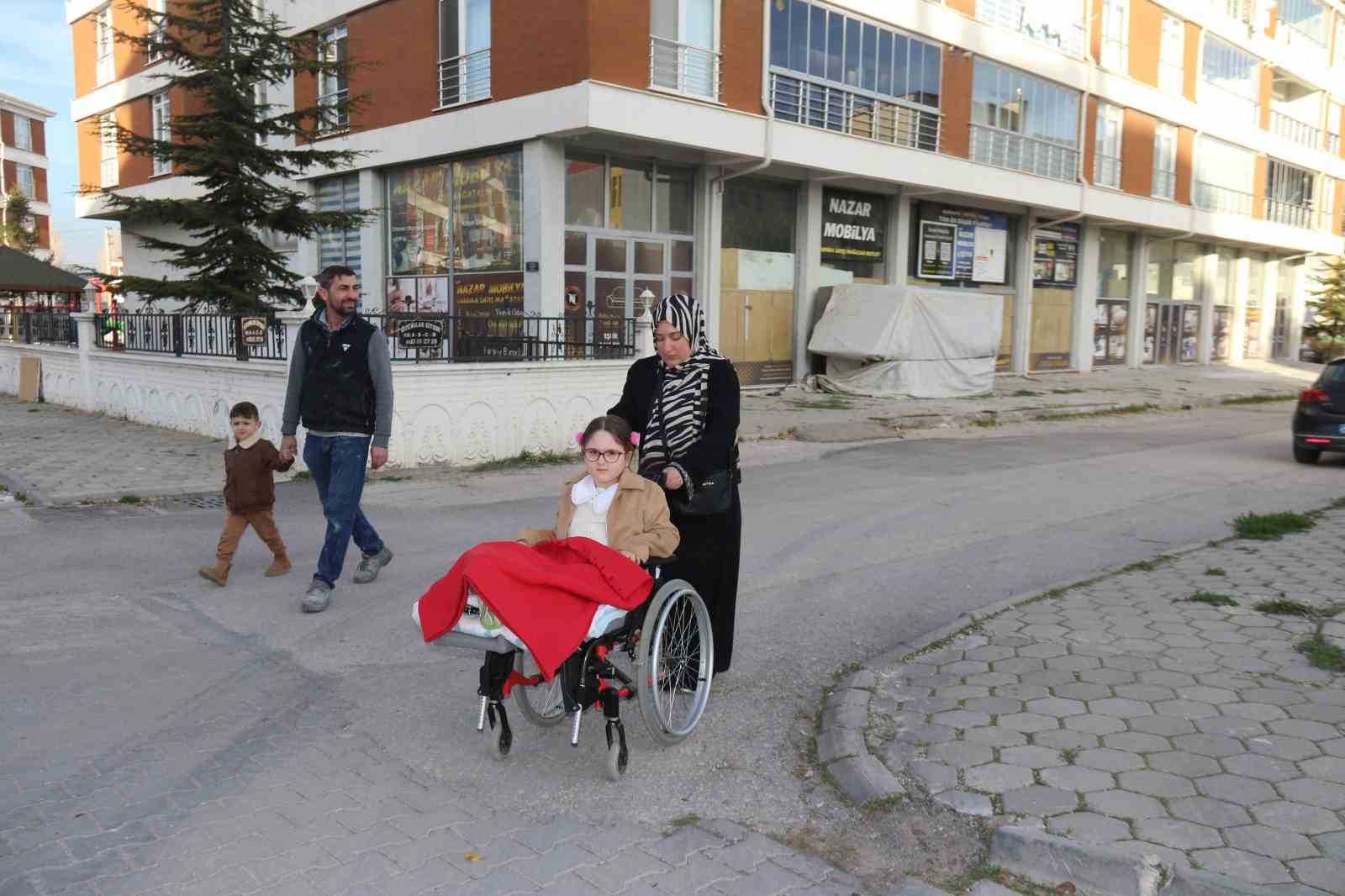 Bir bacağı kısa olan kızını her gün okula kucağında taşıyan anneden ‘asansör talebi