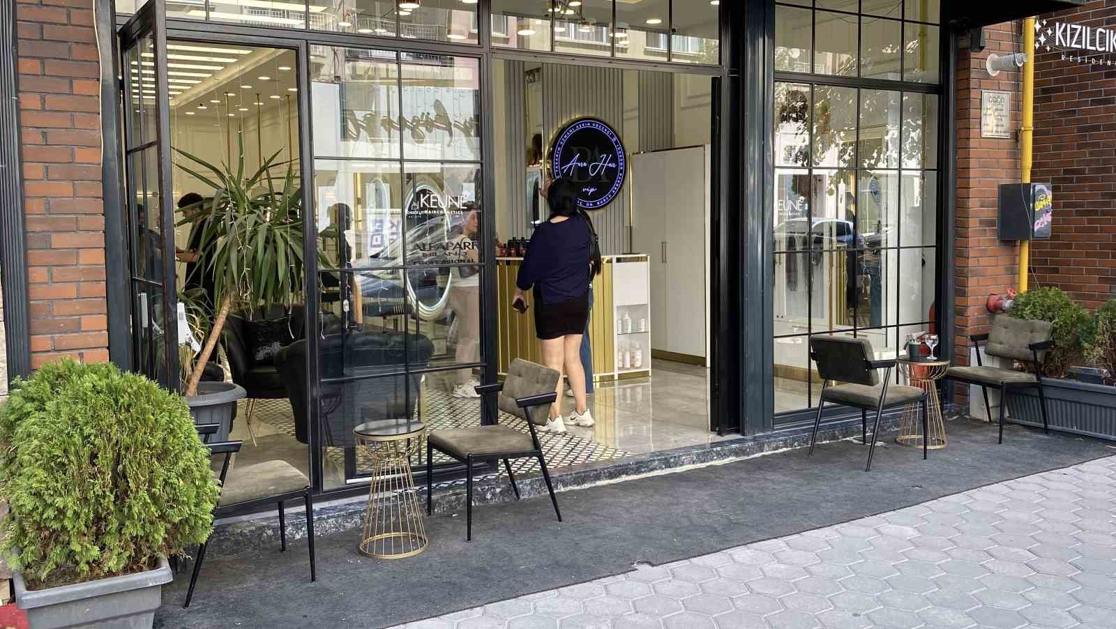 Bir kadın 4 dükkanın önündeki dekorasyon malzemelerini çaldı