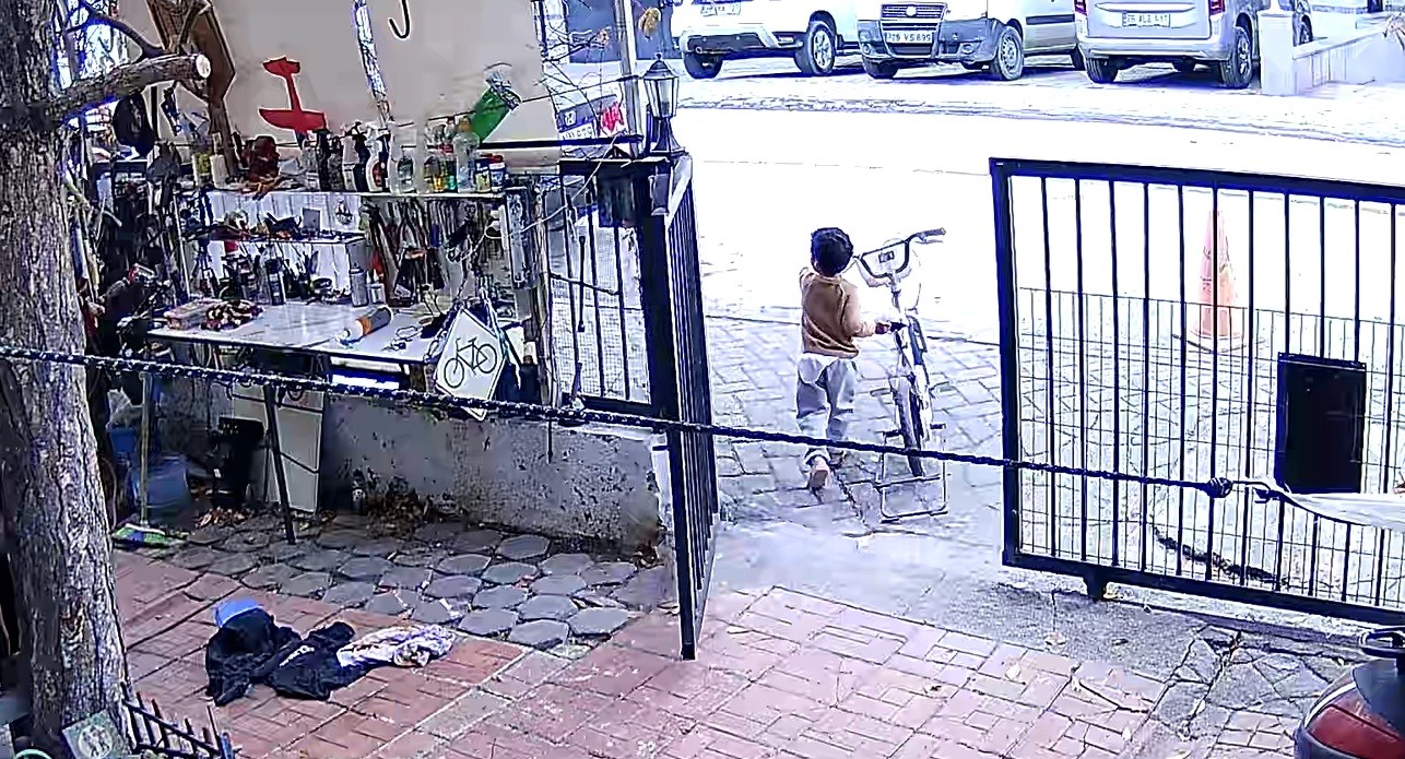 Bisikletini çalan çocuklara üzülen adam İsteselerdi verirdim, böyle yapmalarına üzüldüm dedi