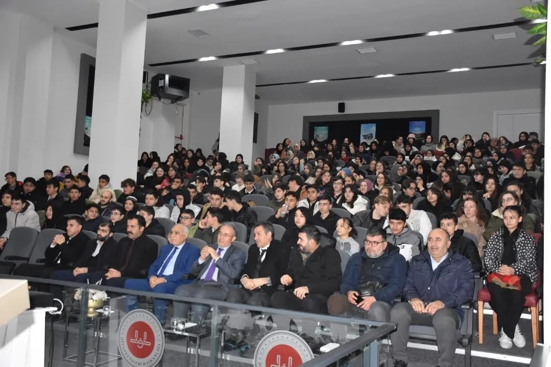 Bozüyük gençliği Akif'i andı