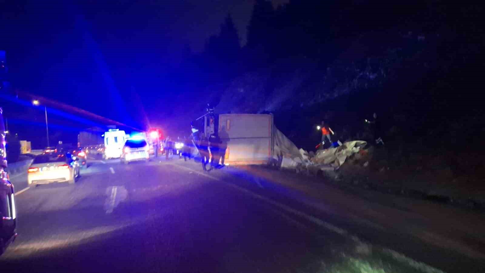 Beyaz eşya yüklü çekici devrildi: 1 ölü, 1 yaralı