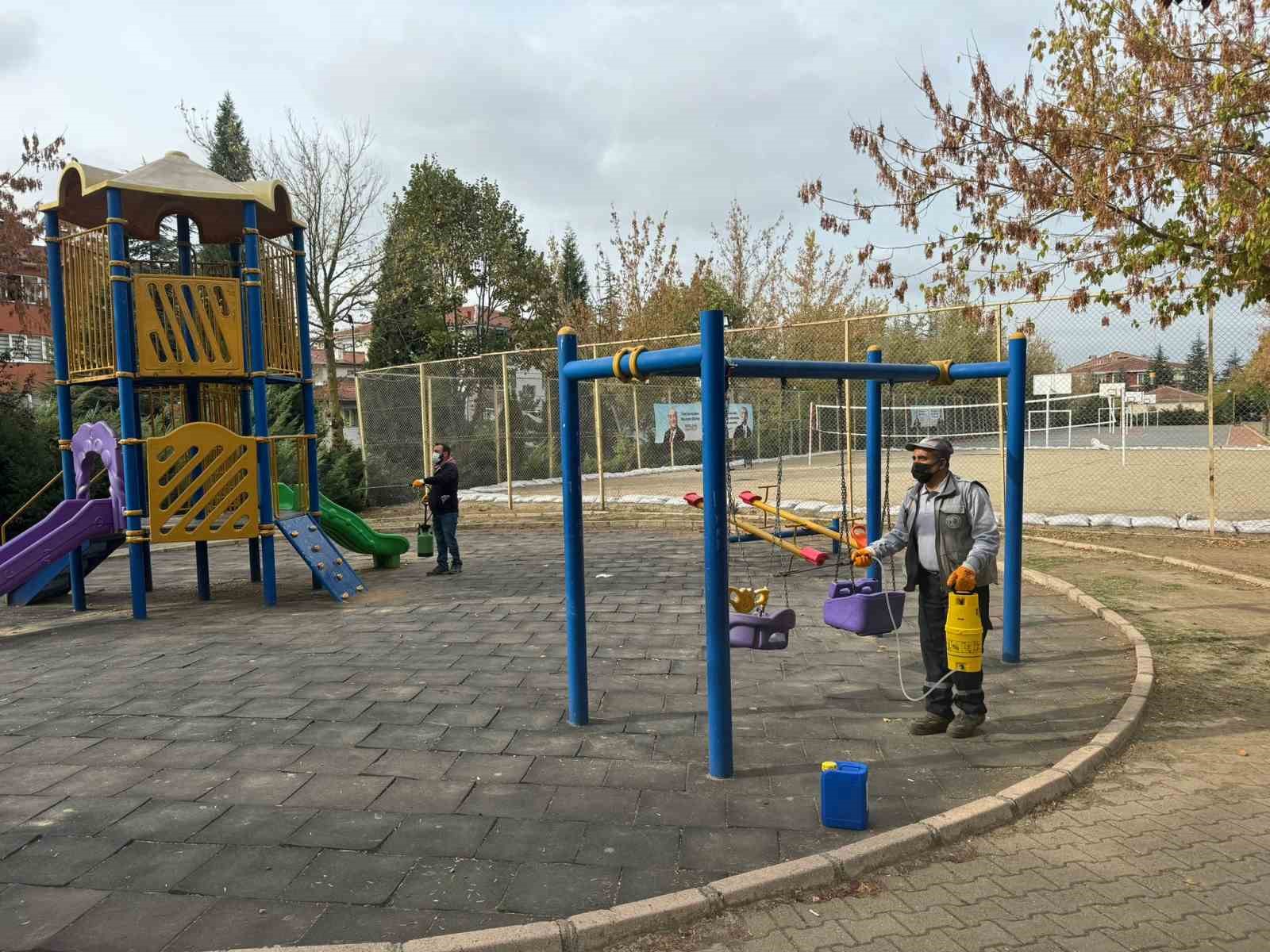 Bozüyükte çocuk parkları dezenfekte  ediliyor