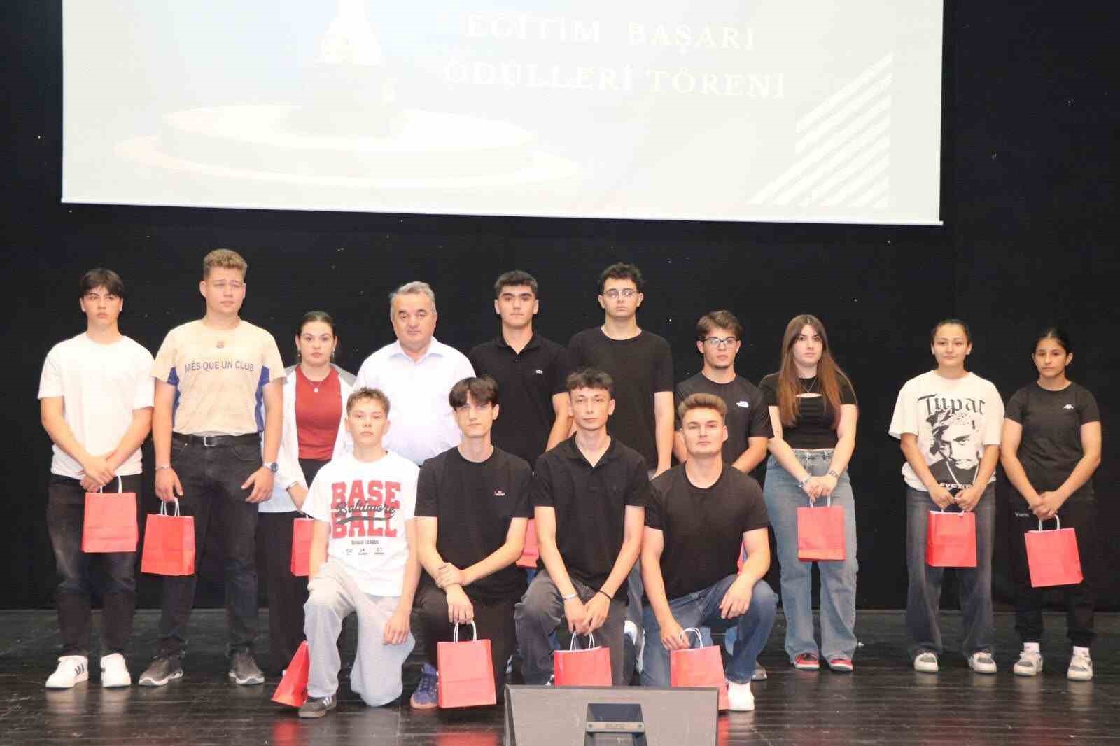 Bozüyükte Eğitimde Başarı Ödülleri sahiplerini buldu