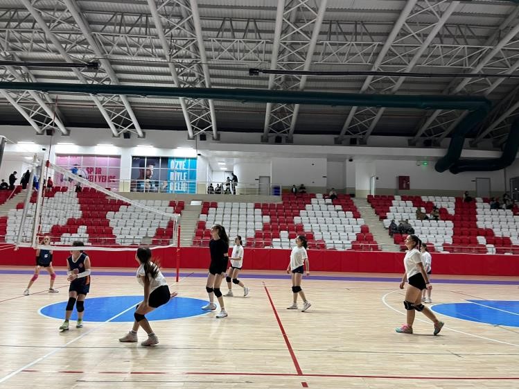 Bozüyükte gençler voleybol sahasında buluştu