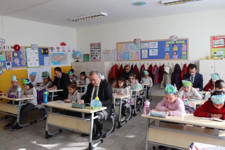 Bozüyükte kaymakam ve öğrenciler kitapla buluştu