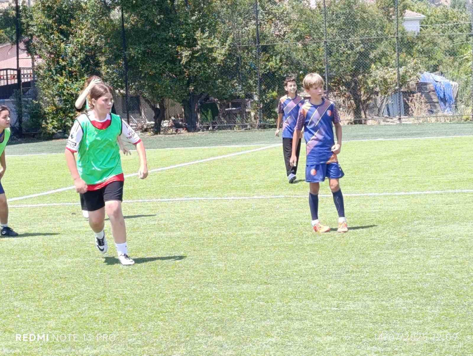 Bozüyükte kızlar ve erkekler futbol turnuvası sona erdi