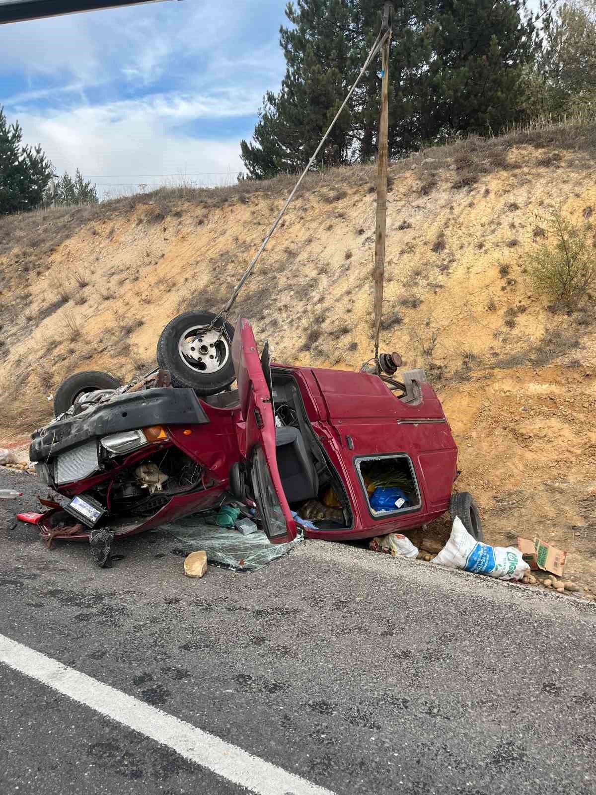 Bozüyükte kontrolden çıkan kamyonet ters döndü; 2 kişi yaralandı