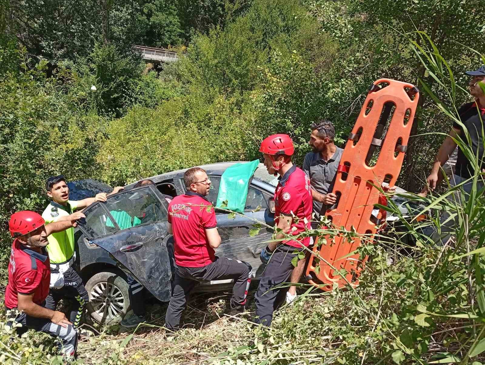 Bozüyükte şarampole devrilen otomobildeki 3 kişi yaralandı