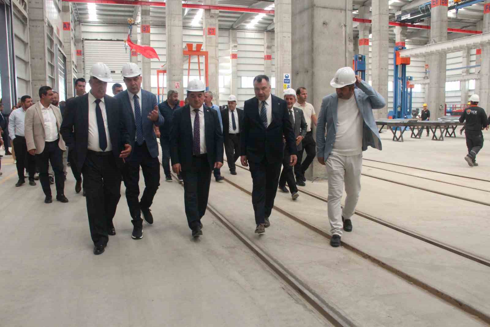Hizmete açılan üretim tesisi kamu ve özel sektör temsilcilerini ağırlıyor