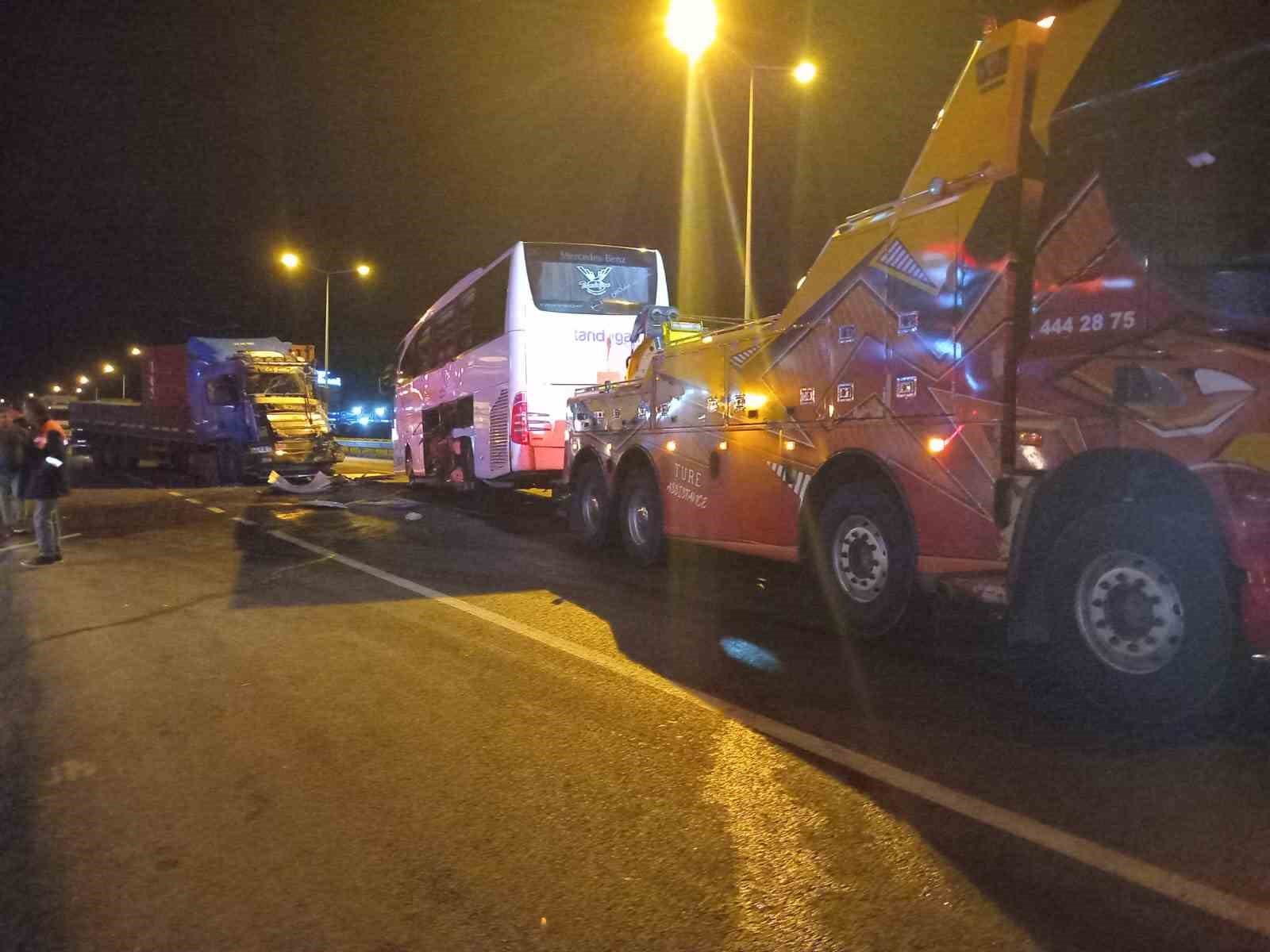 Bozüyük'te yolcu otobüsü ile tır çarpıştı: 20 yaralı