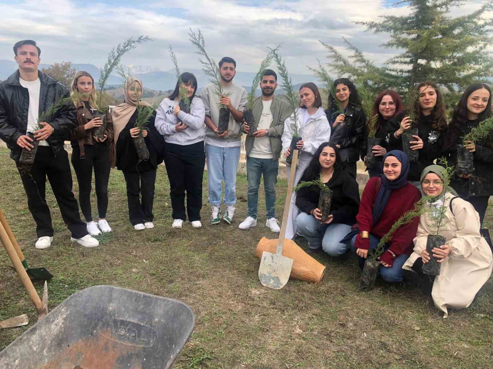 BŞEÜ Söğüt MYOda yeni fidanlar toprakla buluştu