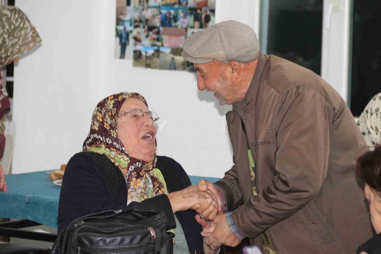 Her hafta sonu şehri terk ediyor, köylerinde buluşuyorlar