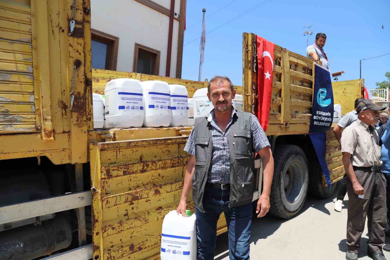 Büyükşehirden don afetinden etkilenen kiraz yetiştiricilerine sıvı gübre desteği