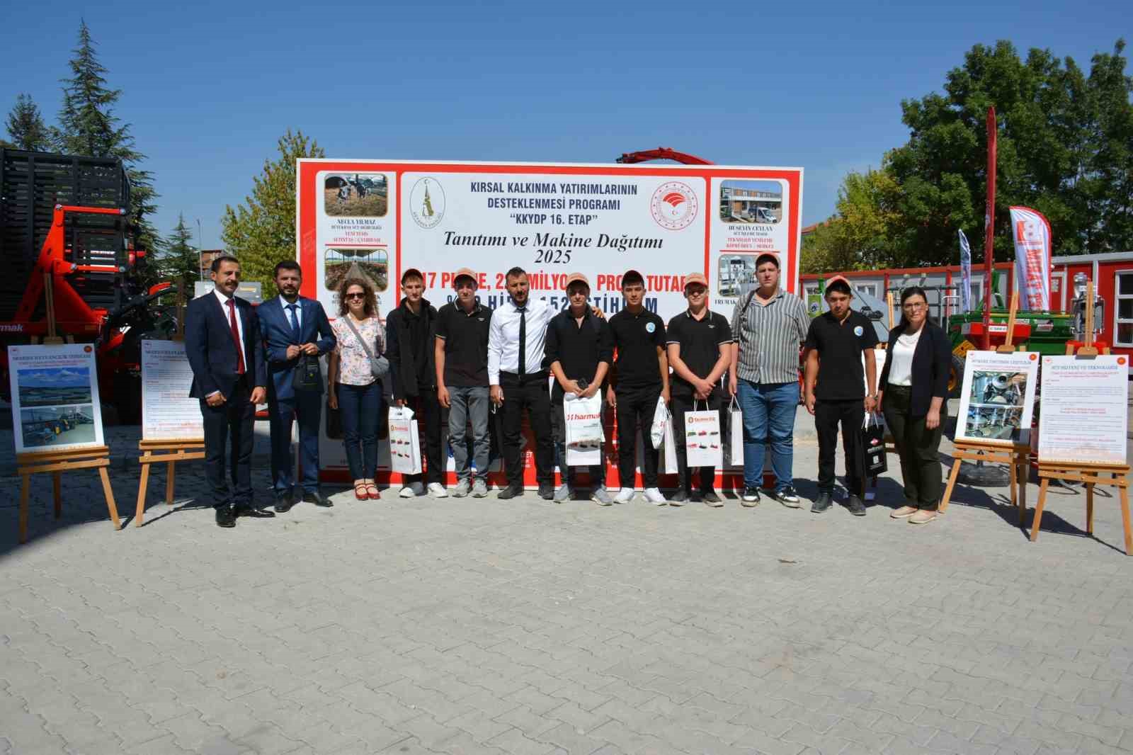Lise öğrencilerine tarım makineleri tanıtıldı