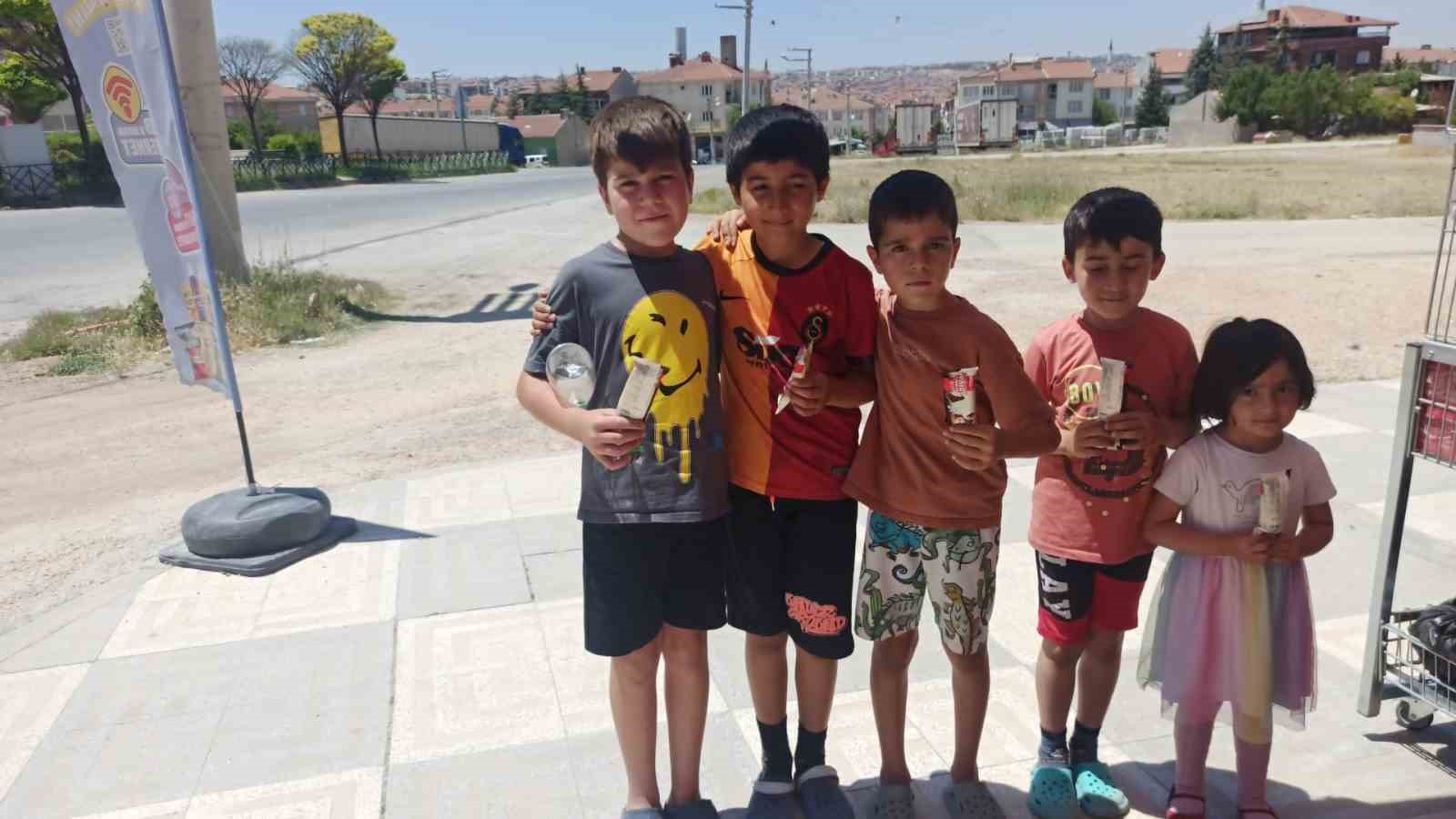 Çevre için ter döken çocuklara esnaftan dondurmalı teşekkür
