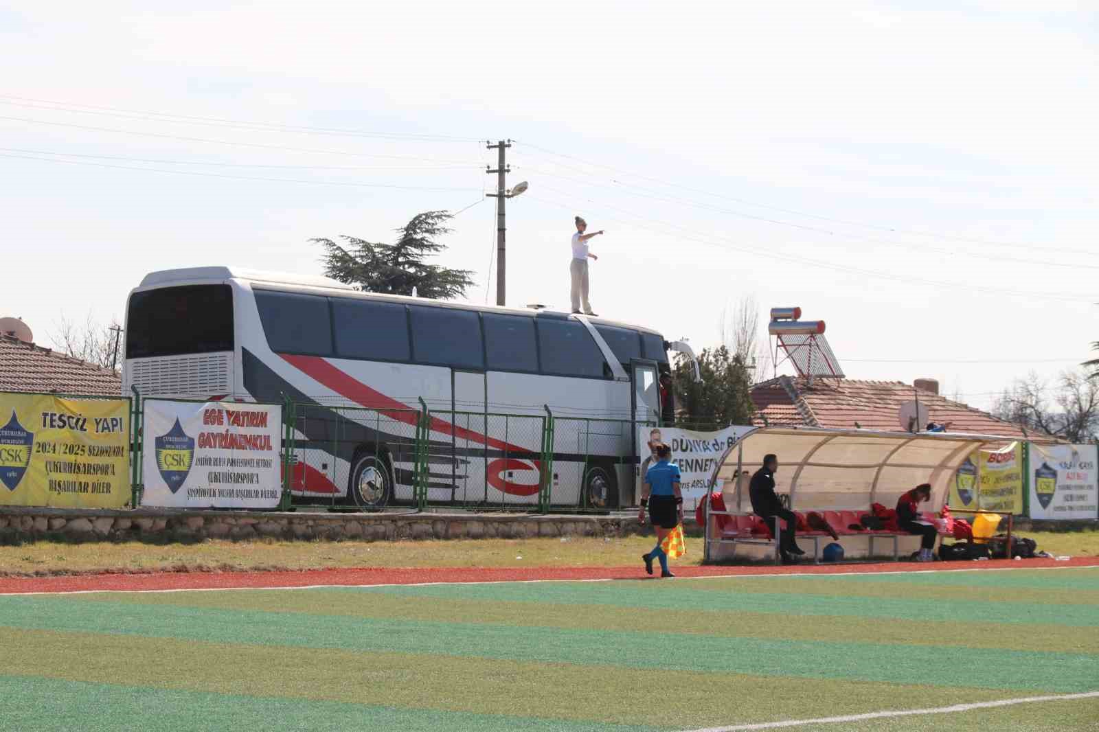 Cezalı kadın teknik direktör, takım otobüsünün üzerinde taktik verdi