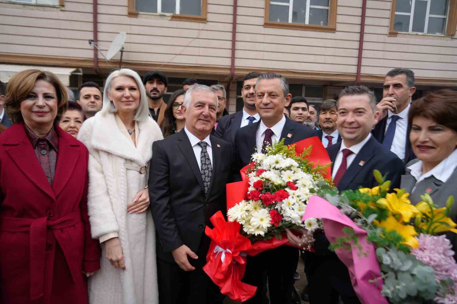 CHP Genel Başkanı Özel, Bilecik Mülakatının yapıldığı tarihi binayı gezdi