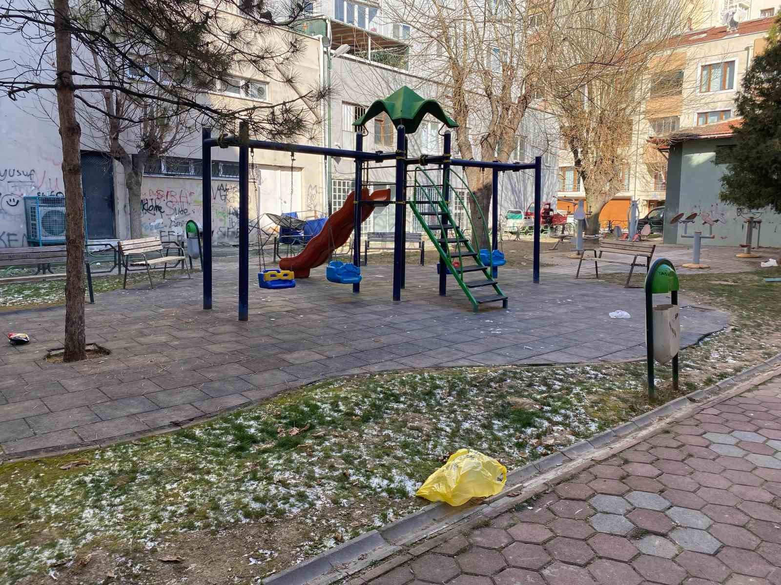 Çocuk parkında oluşan ses ve çevre kirliliği mahalle sakinlerini rahatsız ediyor