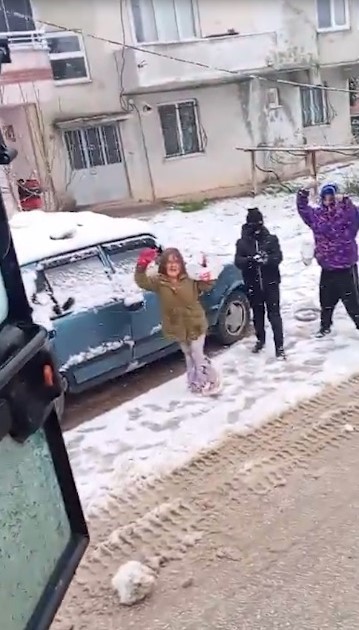 Çocuklar karları temizlemesin diye temizleme aracını kartopuna tuttu