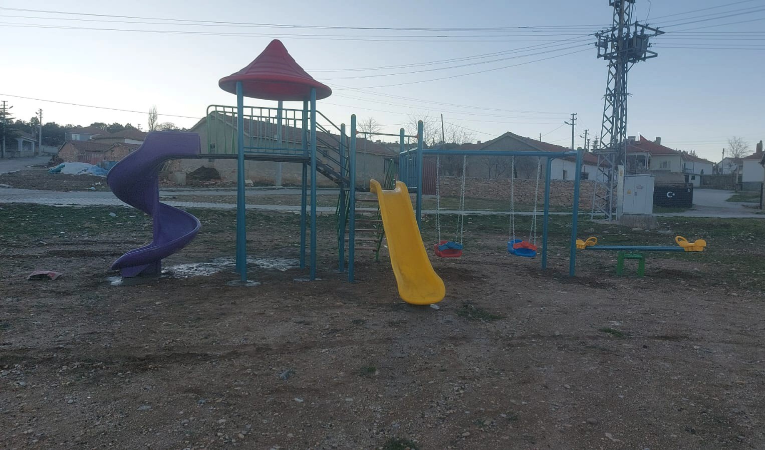 Çocukların okula oyun parkı talebi yerine getirildi