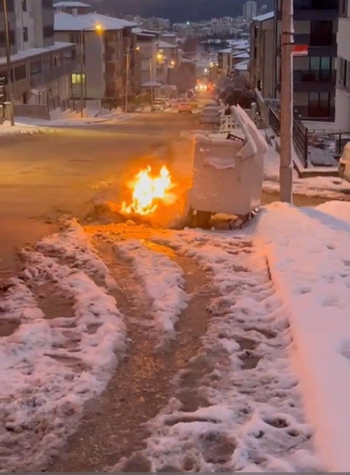 Çöp konteynırı yanına bırakılan eşyalar alev aldı