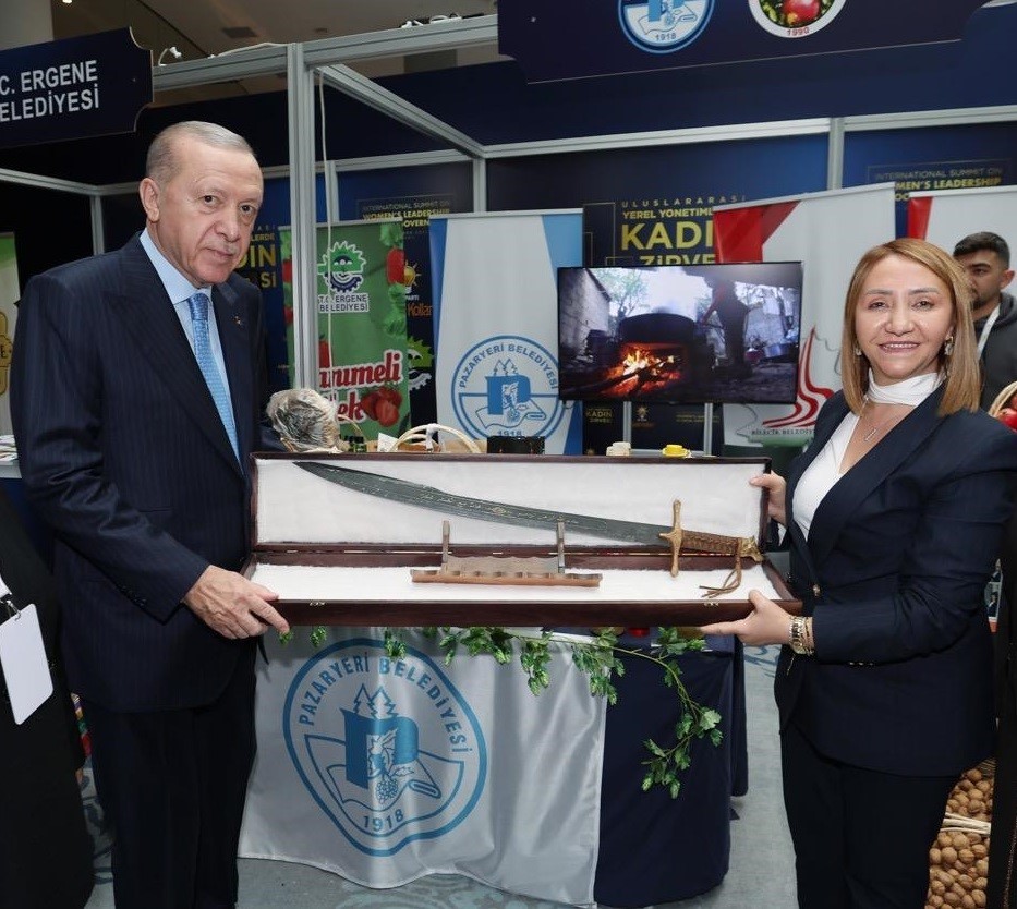 Cumhurbaşkanı Erdoğan'a kılıç hediye etti